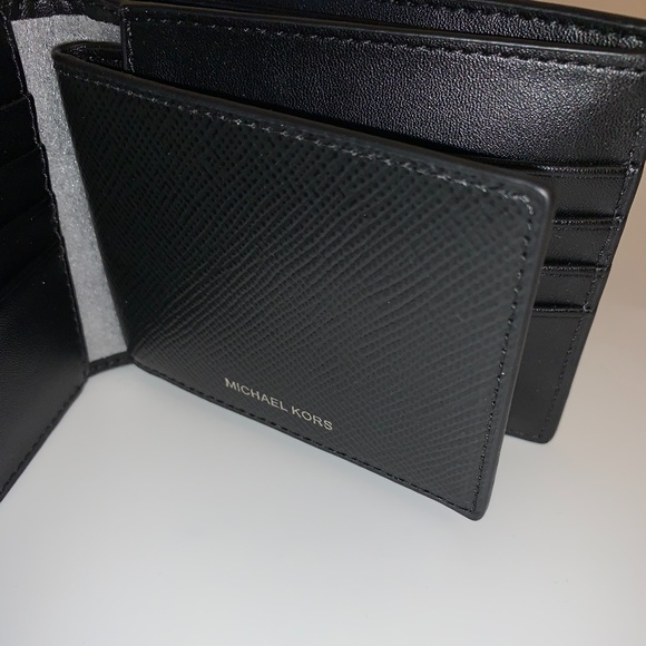 Michael Kors Harrison Leather Wallet w/Passcase - Picture 5 of 8